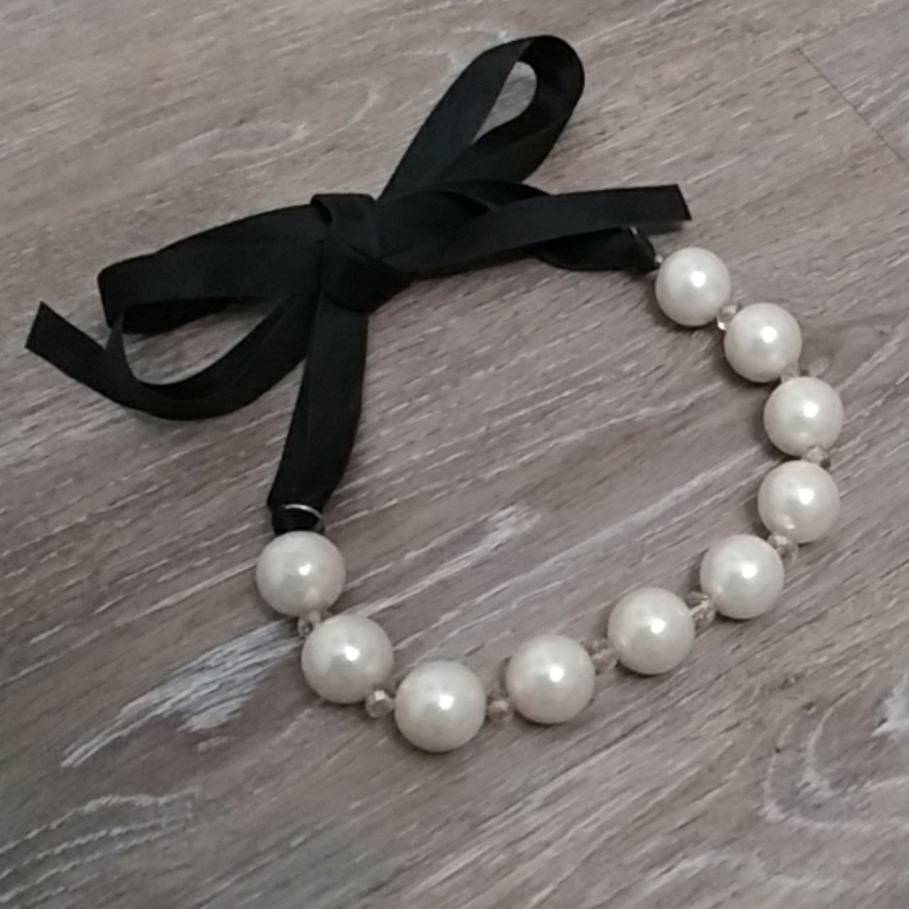 Pearl bowtie necklace